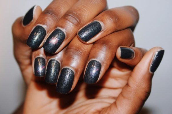 Woman with black glitter on her nails, (Photo: Imarni Nails/Instagram)