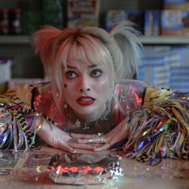 Harley Quinn (Margot Robbie) leaving with both arm on the counter of a convenience store. (Photo: Warner Bros. Pictures)