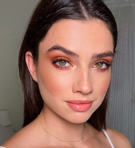 black-haired woman with peach eyeshadow and lipstick. (Photo: Tobi Makeup/Instagram)