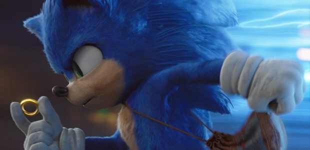 Sonic the Hedgehog running to the left holding a golden ring. (Photo: Paramount Pictures)