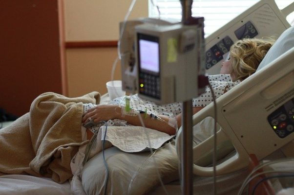 Woman lying in a hospital bed hook up to an IV and monitors. (Photo: Upstreamparenting/Pixabay)