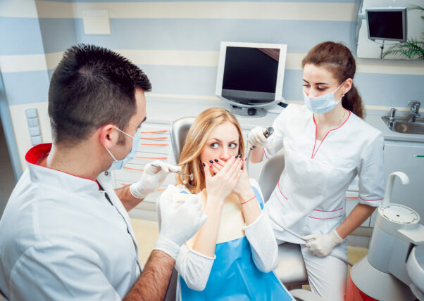 Young woman at the dental office. Medical equipment. (Photo: 123RF)