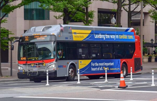 WMATA New Flyer XN40 running on the 32 route in the "Local" scheme. (Photo: Swagging/Wikipedia)