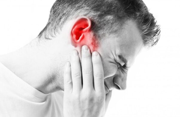 A man in pain holding his right ear. (Photo: iStock)