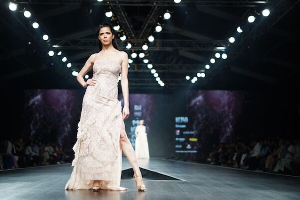Female fashion models walkin te runway. (Photo: Yogendra Singh/Unsplas)