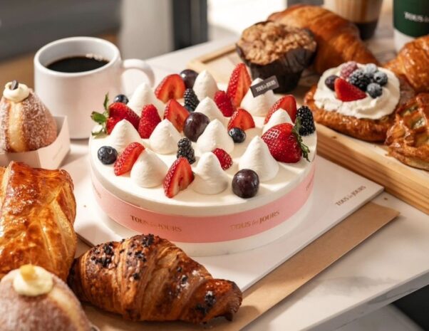 A display of muffins, Danishes, donuts, croissant and a white round cake decorated with strawberries, blueberries and meringue on top. (Photo: Tour les Jous/Facebook)