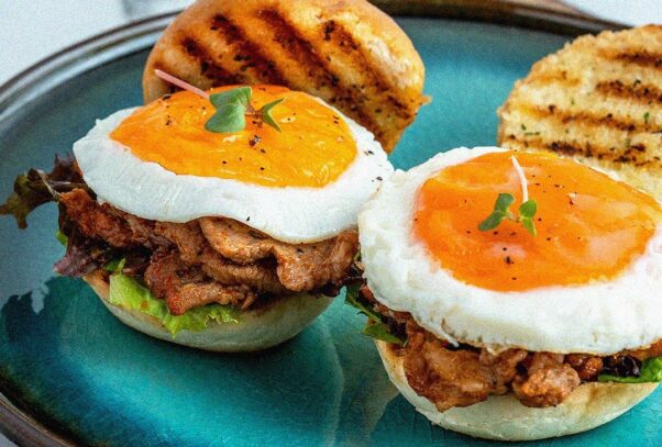Eggs on top of meat on buns. (Photo: Tamashaa/Faceook)
