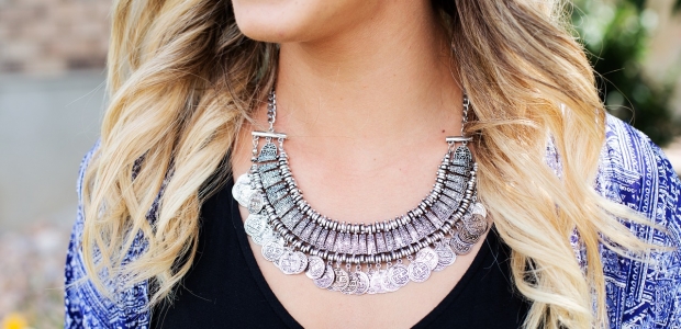 By adding a few accessories, you can change the look of any outfit. (Photo: estall/pixabay)
