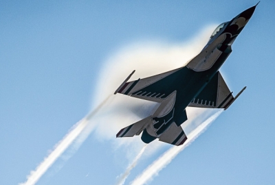 Capt. Nicholas Eberling, Thunderbird 6, climbs prior to performing Vertical Rolls (Photo: Tech. Sg.t Manuel J. Martinez/U.S. Air Force)
