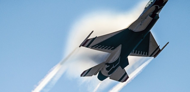 Capt. Nicholas Eberling, Thunderbird 6, climbs prior to performing Vertical Rolls (Photo: Tech. Sg.t Manuel J. Martinez/U.S. Air Force)