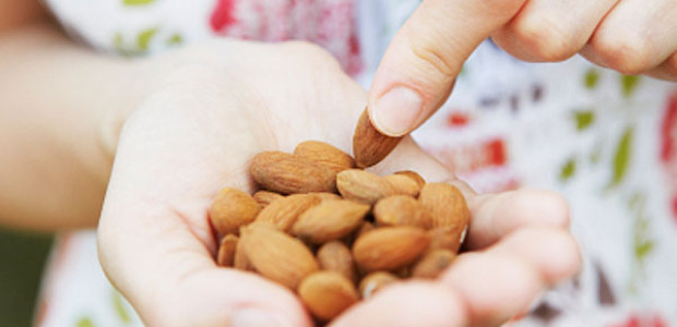 A new study found that a handfull of almonds or almond butter daily can boost your Healthy Eating Index. (Photo: iStockPhoto)